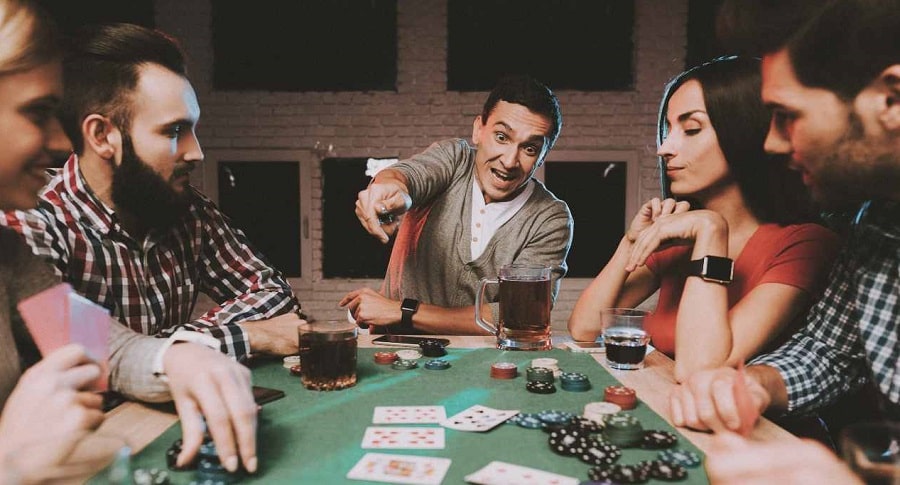 La triade del vantaggio del poker