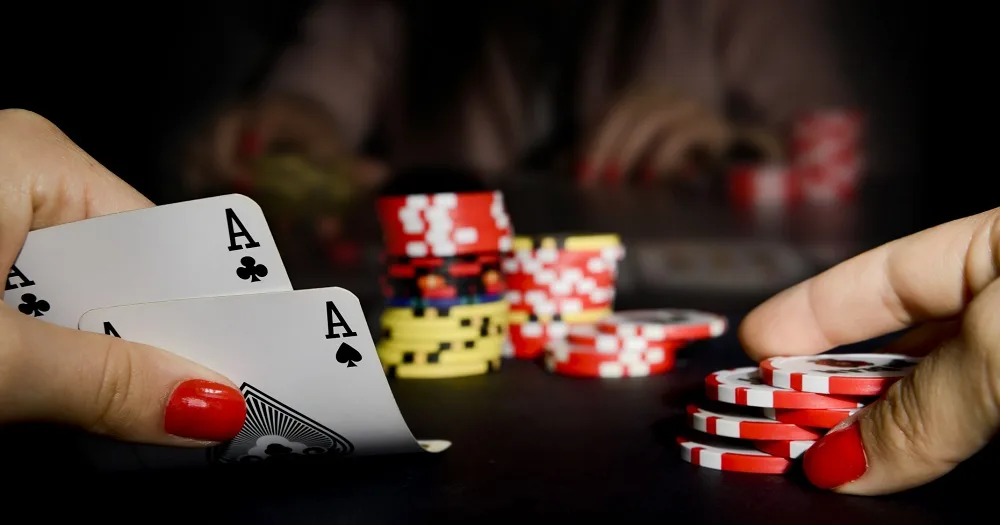 Blefando no jogo de pôquer 